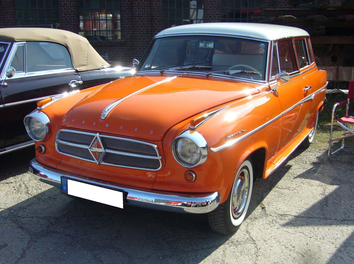 Borgward Isabella Combi de Luxe aus dem Jahr 1959 in der Farbkombination coralle/weiß. Gebaut wurde das Modell von 1954 bis 1961 in Bremen-Sebaldsbrück. Die Fahrzeuge mit der de Luxe-Ausstattung waren besonders reichhaltig ausgestattet. Hier wurde ein Combi-Modell abgelichtet, dass ab 1958 gebaut wurde. Dieses ist am kleineren Rhombus im Kühlergrill erkennbar. Der Vierzylinderreihenmotor leistet 55 oder 60 PS aus einem Hubraum von 1493 cm³. Insgesamt wurden 37.396 Isabella-Kombiwagen produziert. Der Basispreis für solch ein Combi-Modell betrug durchgängig DM 7565,00. Zaungast beim Treffen für Feuerwehr-Oldtimer am 14.09.2024 an der  Alten Dreherei  in Mülheim an der Ruhr.