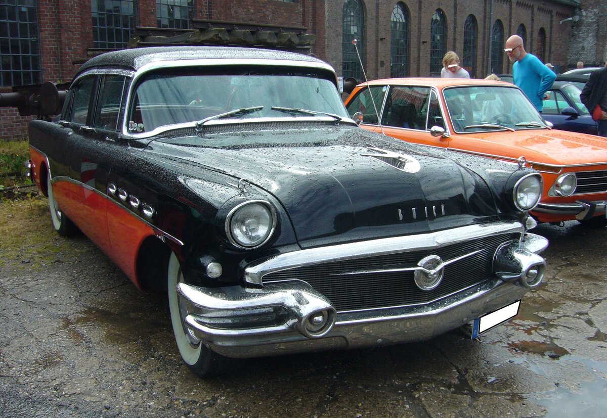 Buick Roadmaster 70 aus dem Jahr 1956. Im Modelljahr 1956 war die Modellreihe Roadmaster 70 das absolute Toppmodell in der Angebotspalette von Buick. Darunter rangierten die Baureihen Century 60, Super 50 und Special 40. Der gezeigte Wagen dürfte in der Farbkombination seminole red/carlsbad black lackiert sein. Von diesem viertürigen Sedan Modell verkaufte Buick in diesem Modelljahr 11.804 Fahrzeuge zu einem Preis ab US$ 3503,00. Dafür war das Auto auch sehr luxuriös ausgestattet. Zur serienmäßigen Ausstattung gehörten unter andere, eine kombinierte Heizungs- und Lüftungsanlage, ein Dynaflow-Automatic-Getriebe, eine Servolenkung und Servobremsen, Rückfahrscheinwerfer und eine elektrische Zeituhr. Der V8-Motor hat einen Hubraum von 5274 cm³ und leistet 255 PS. 16. Oldtimer-Festival an der  Alten Dreherei  in Mülheim an der Ruhr am 16.06.2024.