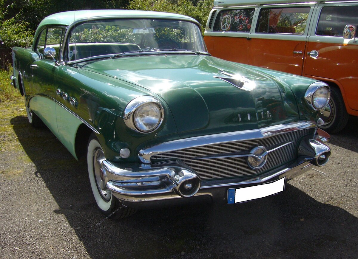 Buick Special 40 Sedan aus dem Jahr 1956 in der Farbkombination laurel green/dover white. Auch im Modelljahr 1956 waren die Autos der Special 40 Baureihe, die Basismodelle in der Produktpalette von Buick. Darüber waren die Baureihen Super 50, Century 60 und Roadmaster 70 angesiedelt. Von diesem, zweitürigen Modell setzte buick im Jahr 1956 genau 38.672 Autos zu einem Preis ab US$ 2537,00 ab. Für Vortrieb sorgt ein V8-Motor mit einem Hubraum von 5274 cm³ und einer Leistung von 220 PS. Serienmäßig war das Modell mit einem Dreiganggetriebe ausgerüstet. Gegen Aufpreis konnte aber auch das Dynaflow-Automaticgetriebe geordert werden. 10. Oldtimertreffen des AMC Duisburg am 25.08.2024 am LaPaDu Duisburg. 