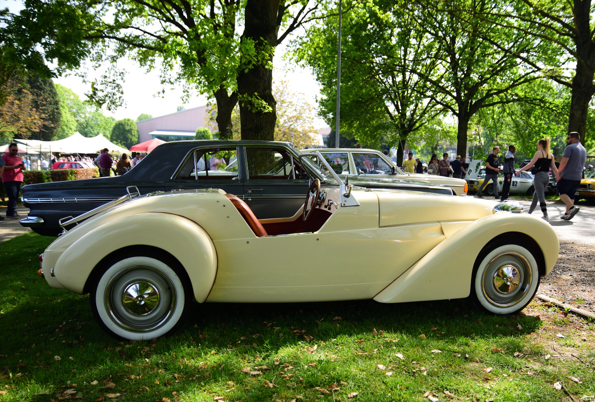 Burton Cabriolet (Kitcar) auf 2CV Chassis, in Geilenkirchen zur Teilnahme am Frühlingerwachen, 1.5.2024 
https://www.burtoncar.com/en/