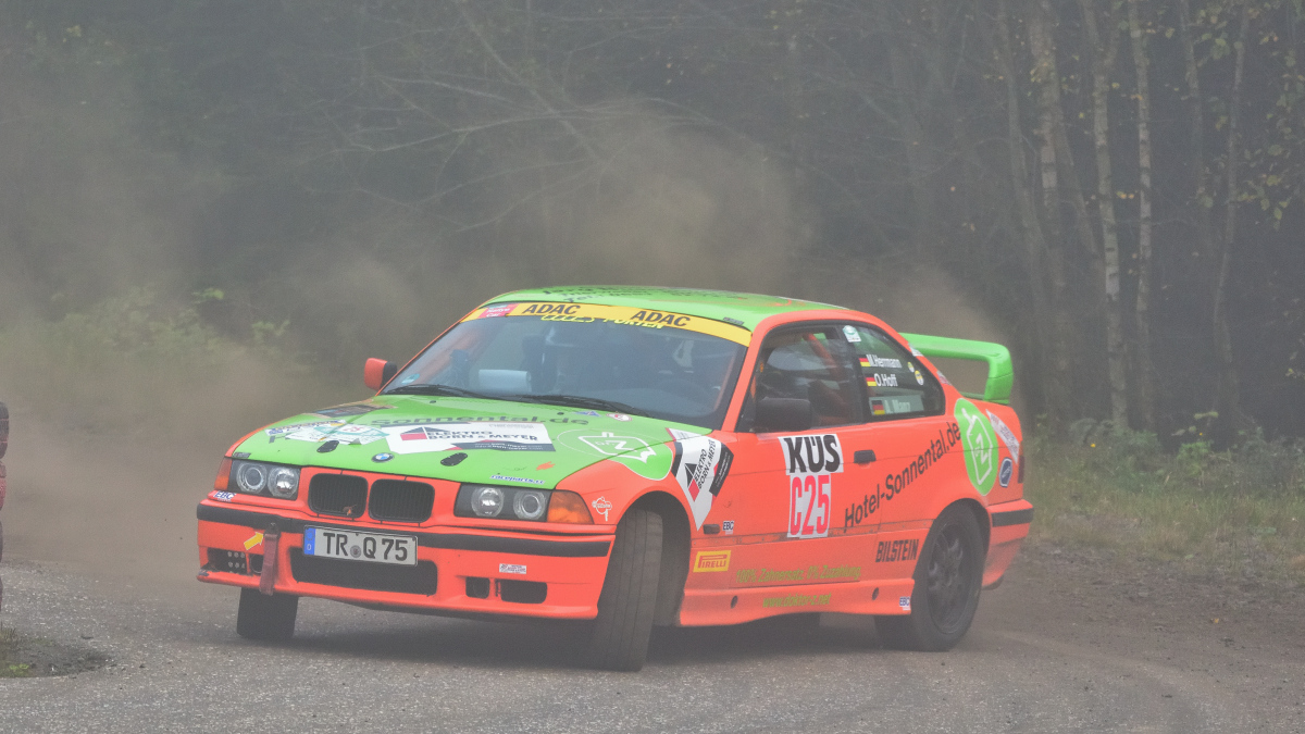 C25, BMW 323i E36, Fahrer: Herrmann Alexander und Manz Andreas, Vorauswagen, ADAC Rallye Köln Ahrweiler am 9.11.2024 im Staub und Nebel am Nürburgring