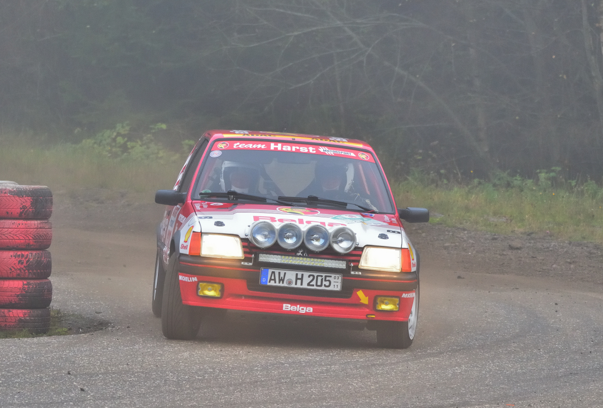 C30, Peugeot 205 GTI, Fahrer: Harst Herbert und Schäfer Kurt, Vorauswagen, ADAC Rallye Köln Ahrweiler am 9.11.2024 im Staub und Nebel am Nürburgring