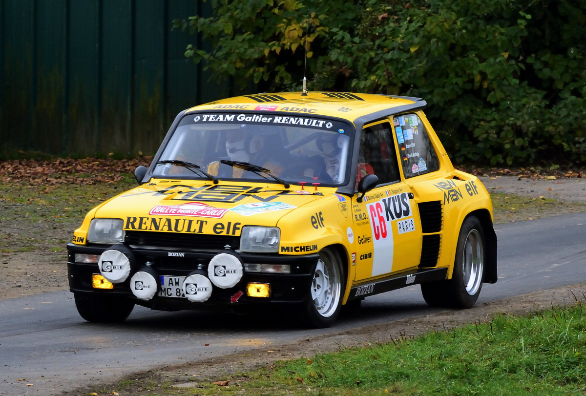 C6, Renault 5 Turbo Cevennes, Fahrer: Löhr Aaron & Mathja Frank, ADAC Rallye Köln Ahrweiler am 9.11.2024 im Staub und Nebel am Nürburgring