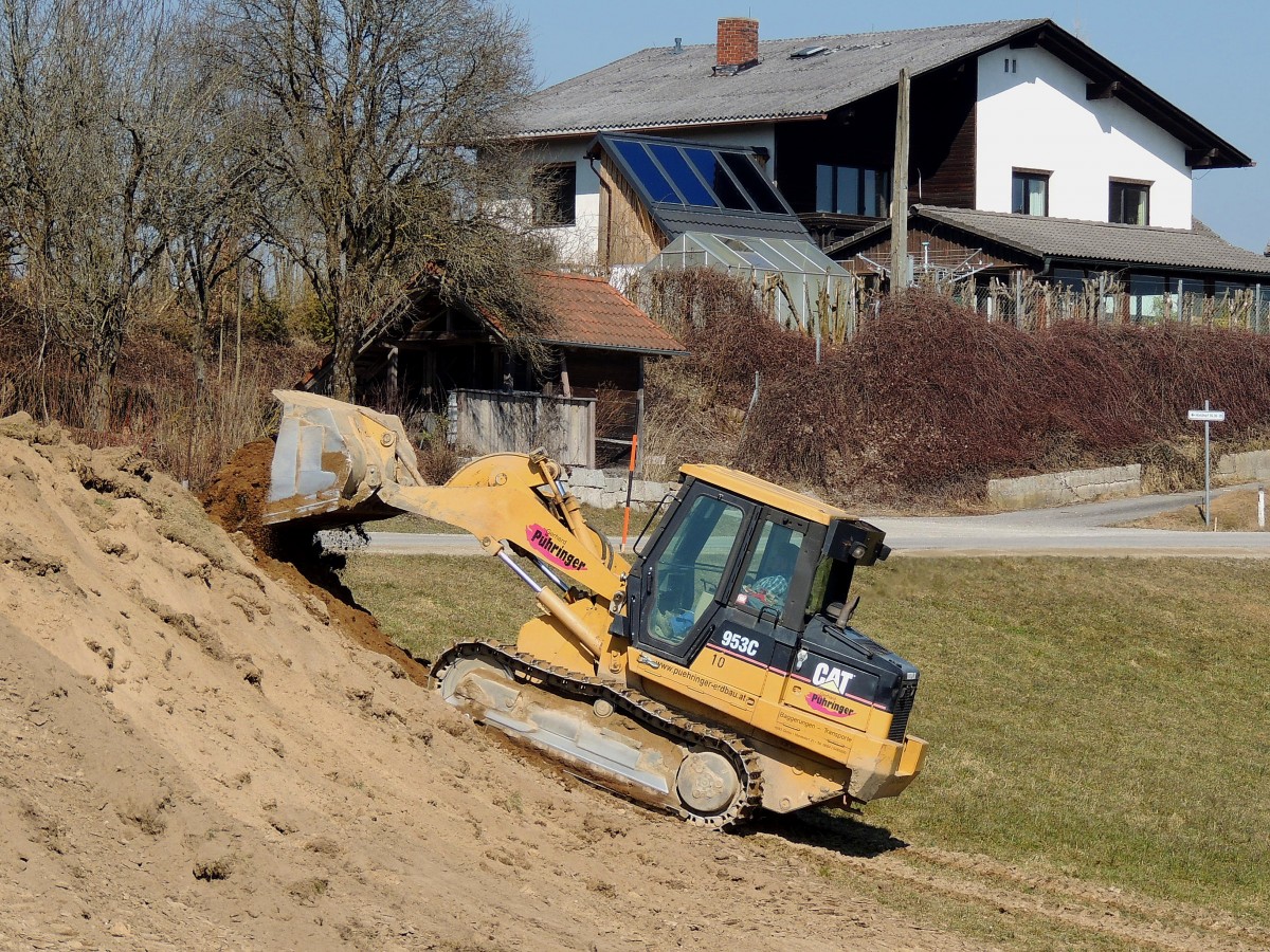 CAT-953C verrichtet Erdarbeiten; 150310