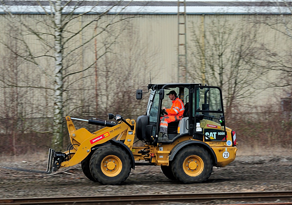  Caterpillar Radlader 908H, mitgezogen am 16.3.2016 bei den Bauarbeiten im Herzogenrather Bahnhof