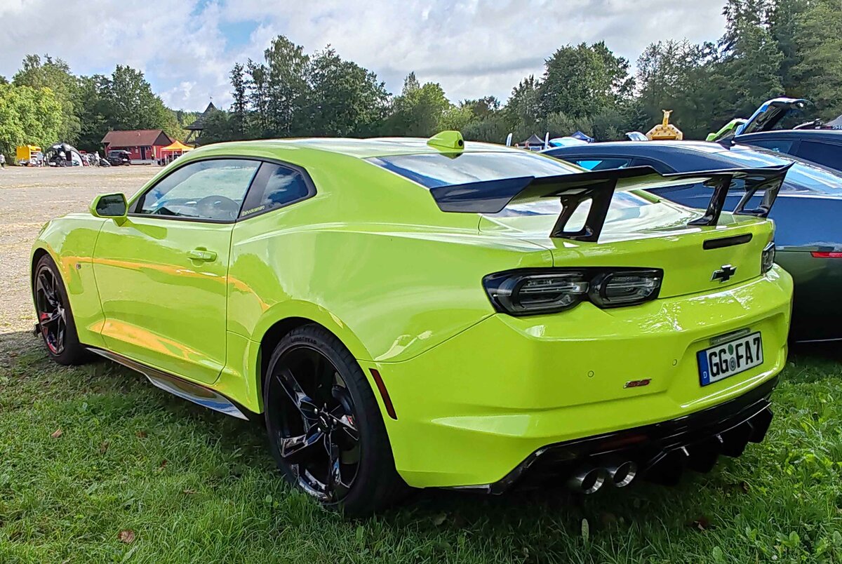 =Chevrolet Camaro steht beim Automobiltreffen  TIEF AM TEICH  auf dem Hünfelder Festplatz im August 2024