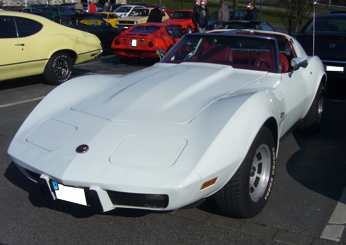 Chevrolet Corvette C3 Sting Ray Targa im Farbton classic white aus dem Modelljahr 1976. Von diesem Modell setzte Chevrolet im Modelljahr 1976 46.558 Fahrzeuge zu einem Preis ab US$ 7605,00 ab. In diesem Modelljahr gab es nur folgende, serienmäßige, Motorisierung. Einen V8-Motor mit einem Hubraum von 350 cui (5735 cm³) mit einer Leistung von 180 PS. Oldtimerbrunch am Cafe del sol in Gelsenkirchen am 09.03.2025. 