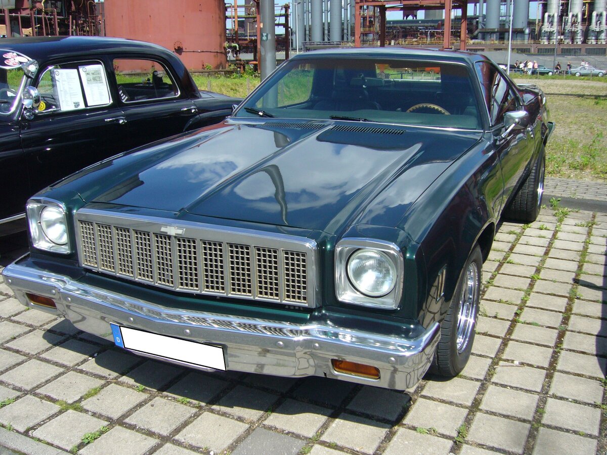 Chevrolet El Camino des Modelljahres 1975. Die Baureihe El Camino war ab 1959 fester Bestandteil der Produktpalette von Chevrolet. Vom Prinzip her ein leichter Pickup auf dem Chassis eines Chevrolet PKW. Im Modelljahr 1975 war als Standardmotor ein sparsamer Sechszylinderreihenmotor mit einem Hubraum von 250 cui (4097 cm³) mit einer Leistung von 105 PS verbaut. Gegen Aufpreis konnten auch drei verschiedene V8-Motoren mit 350 cui (5735 cm³), 400 cui (6555 cm³) oder gar 454 cui (7440 cm³) bestellt werden. Oldtimer-Revival auf dem Gelände der Kokerei Zollverein in Essen am 28.07.2024.