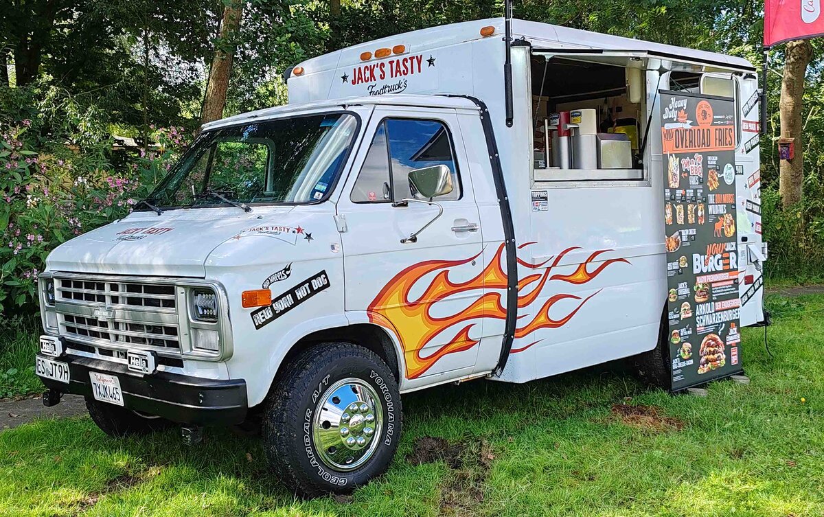 =Chevy Van als Foodtruck von JACK`s TASTY steht beim Automobiltreffen  TIEF AM TEICH  auf dem Hünfelder Festplatz im August 2024