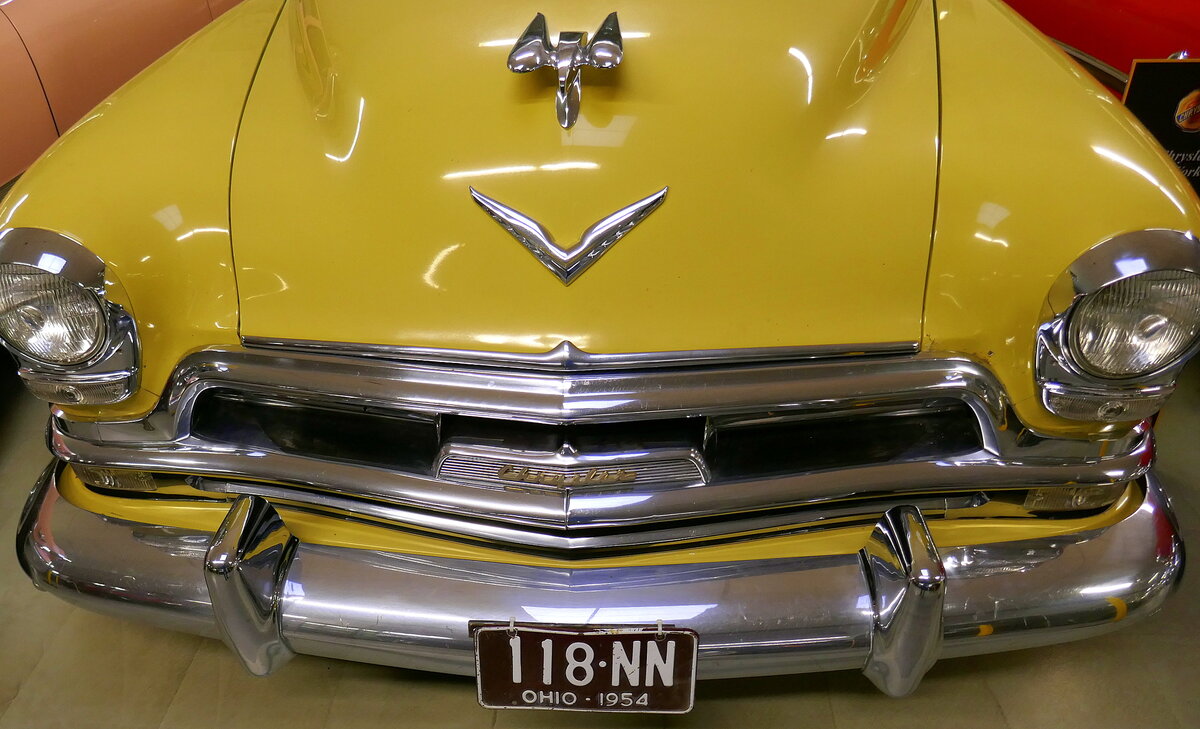 Chrysler New Yorker, Front, Kühlergrill, Logo und Kühlerfigur am US-amerikanischen Oldtimer-PKW von 1954, Jan.2024