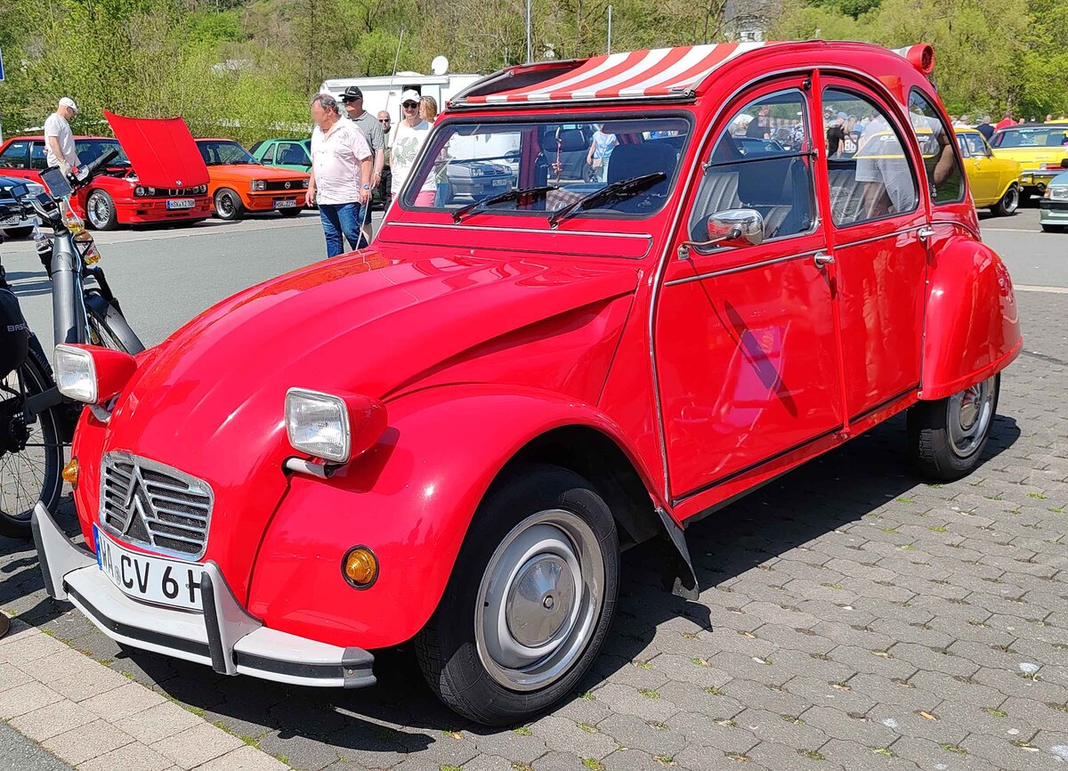 =Citroen 2 CV, gesehen bei der Oldtimerveranstaltung in Frankenberg/Eder im Mai 2024