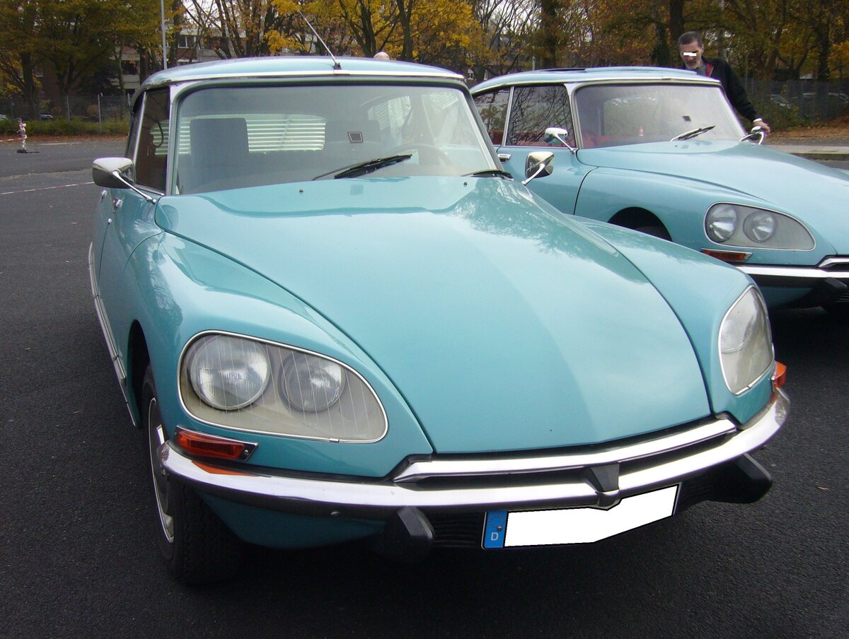 Citroen DS 23 Pallas, produziert in den Jahren von 1972 bis 1975. Das Modell DS 23 war mit dem Schwestermodell DS 23 IE (mit elektronischer Benzineinspritzung) das am stärksten motorisierte Modell aus der bereits 1955 vorgestellten ID/DS-Baureihe. Der Vierzylinderreihenmotor hat einen Hubraum von 2332 cm³ und leistet 115 PS. Diese Motorleistung verhilft der  Göttin  zu einer Höchstgeschwindigkeit von 179 km/h. Oldtimertreffen an Mo´s Bikertreff in Krefeld am 10.11.2024.