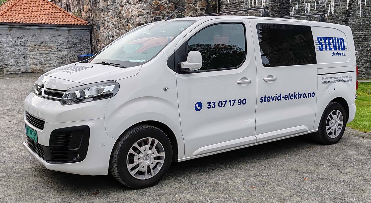 =Citroen Jumpy der Firma STEVID-ELEKTRO steht auf einer Baustelle in Bergen/Norwegen, 10-2024