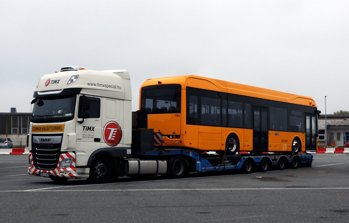 DAF Sattelzugmaschine zum Bustransport am 05.11.24 im Hafen von Rostock