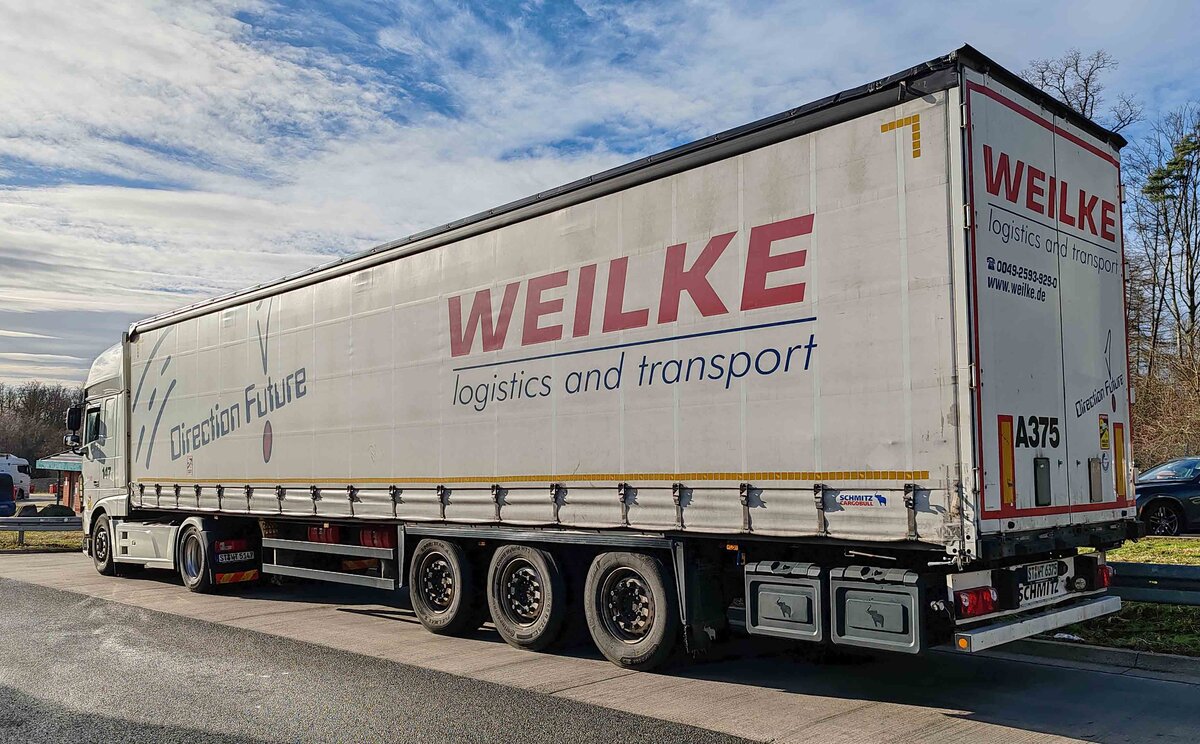 =DAF XF-Sattelzug der Spedition WEILKE rastet im Dezember 2024 an der A 4