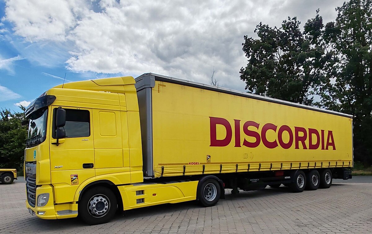 =DAF XF der Spedition DISCORDIA, gesehen auf einer Rastanlage im Juni 2024