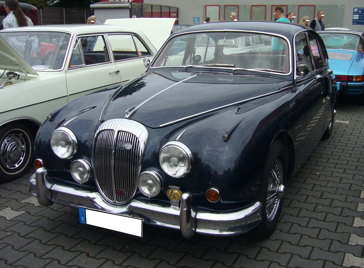 Daimler 250 V8, wie er von 1962 bis 1969 in Coventry gebaut wurde. Technisch und optisch basierte dieses Modell auf dem Jaguar MK II, war aber hochwertiger ausgestattet. Desweiteren war der Kühlergrill  Daimlertypisch  gestaltet. Angetrieben wird der Wagen vom, aus dem Daimler SP 250 bekannten, V8-Motor. Dieser Motor hat einen Hubraum von 2548 cm³ und leistet 141 PS. Die Höchstgeschwindigkeit soll bei ca. 180 km/h liegen. Oldtimertreffen an der Burgruine in Essen-Burgaltendorf am 26.05.2024.