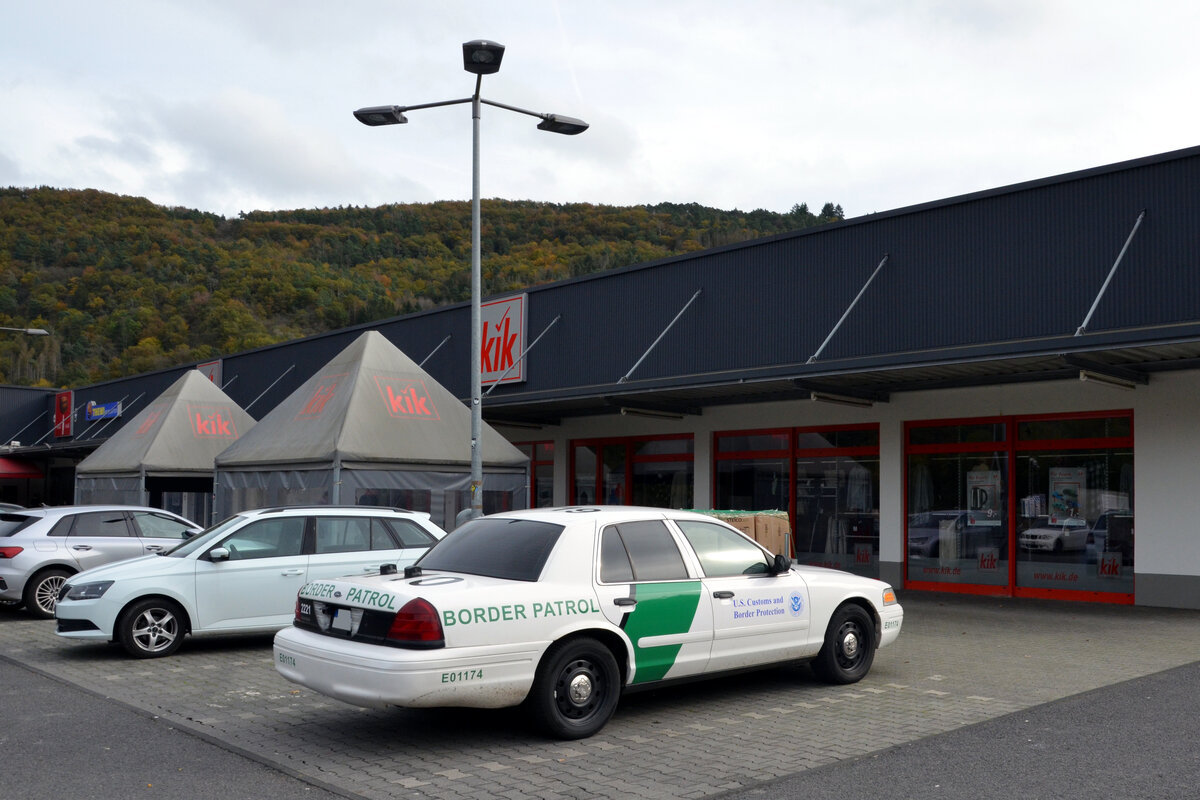 Demnächst womöglich in einem  Strange things on Nürburgring-Video , oder einfach vorsorglich hier postiert. Falls mal ein ausgebüxter Mexikaner bis in die Eifel flieht, you know!

Ford Crown Victoria
Ausführung US Border Patrol
Ahrbrück
20.10.2024