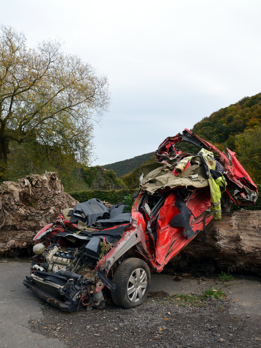 Der VW Polo 5 hatte seinerzeit die höchstmöglichen 5 Sterne bei der Euro-NCAP erhalten. Die Ahr hat diesen hier dennoch einfach zerdrückt wie eine Coladose und in mehrere Teile zerrissen. Er wurde als einziges Außenexponat vor der Ahrvinothek aufgestellt. Zusammen mit einem Stück des Baumstamms mit dem er bei den  Aufräumarbeiten vorgefunden wurde. Allerdings nicht hier, laut den Fotos des Orts in der Ausstellung.

20.10.2024