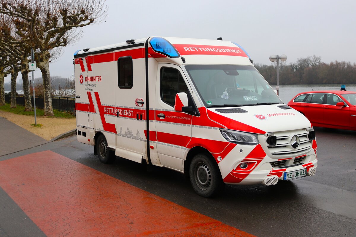 Die Johanniter Mercedes Benz Sprinter RTW am 31.12.24 beim Silvesterschwimmen in Mainz