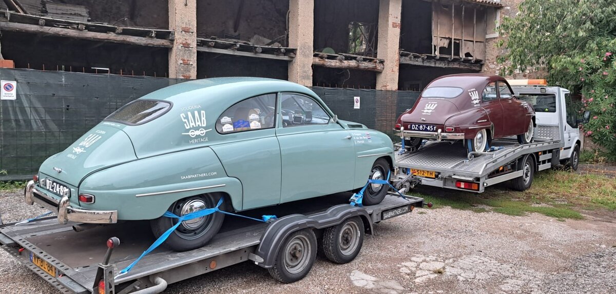 Diese beiden Saab 92B De Luxe waren Teil einer Oldtimerveranstaltung in Oberitalien. Das Modell 92 kam im Jahr 1949 als erster PKW des schwedischen Flugzeugherstellers auf den Markt. Im Jahr 1952 kam der modifizierte Saab 92B auf den Markt. So war bei diesem Modell zum Beispiel der Kofferraum von außen zugänglich und das Heckfenster war größer als beim Vorgängermodell. Der Zweizylinderzweitaktmotor hat einen Hubraum von 764 cm³ und leistet 28 PS. Die Höchstgeschwindigkeit gab das Werk in Trollhättan mit 100 km/h an. Der Verbrauch lag bei durchschnittlich 6,4 Litern Zweitaktgemisch auf 100 Kilometer. Hotelparkplatz in Torbole/Gardasee im Spätsommer 2024.