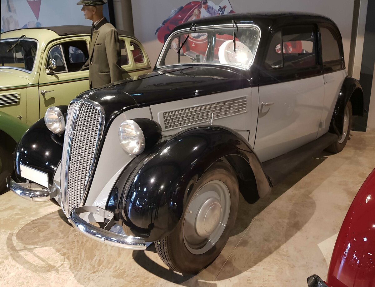 =DKW Sonderklasse, Bauzeit 1937 - 1940, V4-Zweitaktmotor mit 2 Ladepumpen, 1054 ccm, 32 PS,
präsentiert vom Zylinderhaus in Bernkastel-Kues, 04-2023