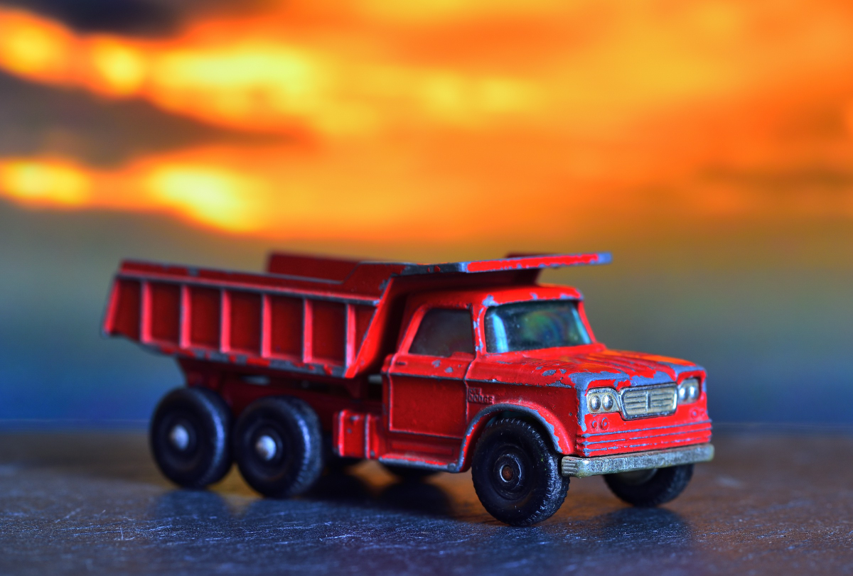 Dodge Dumper Truck, Matchbox-Nr: 48 (C), Serie 1- 75 Herstellung 1968- 1971. Tabletop Aufnahme (24.7.2024) auf einer Schieferplatte Hintergund eigenes Foto