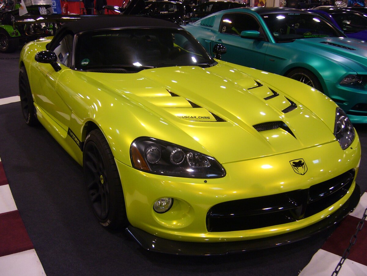 Dodge Viper SRT Roadster. Vorgestellt wurde, die mit dem SRT nun fünfte Generation der Viper, im Herbst 2012 auf der New Yorker Autoshow. Neben den Ingenieuren von Dodge, waren bei der Entwicklung dieses Modelles angeblich auch Ingenieure aus den Häusern Ferrari und Maserati beteiligt. Zum Jahresende 2017 wurde die Kleinserienproduktion dieses Modelles von der Chrysler-Tochter eingestellt. Unter der Motorhaube schummert ein V10-Motor mit einem Hubraum von 8382 cm³ mit einer Leistung von rund 650 PS. Die Höchstgeschwindigkeit wurde mit 330 km/h angegeben. Essen Motor Show am 04.12.2024.