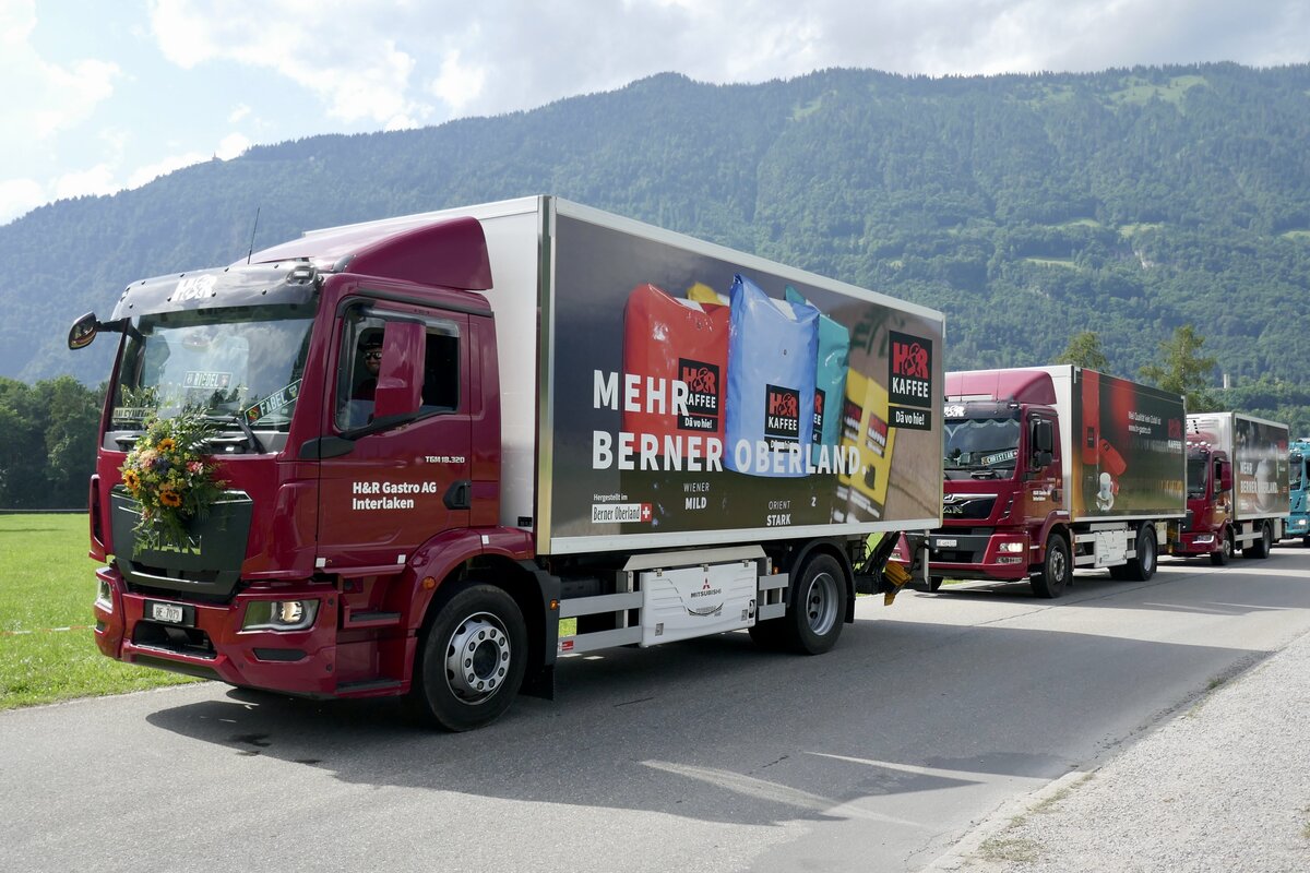 Drei MAN Kühllaster von H&R Gastro die am 28.6.24 bei Bönigen auf Einlass aufs Trucker Festival Gelände warten.