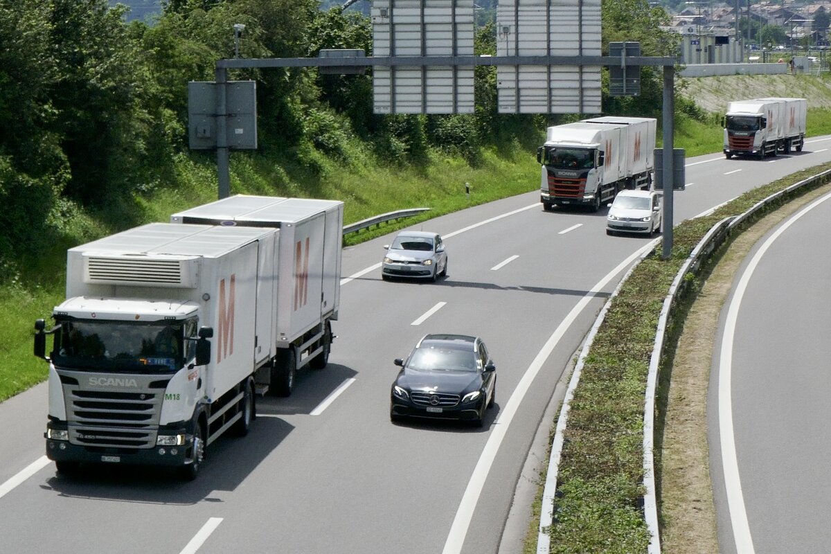 Drei Scania Hängerzüge der Migros die am 28.6.24 unterwegs ans Trucker Festival sind auf der A8 in Matten b. Interlaken.