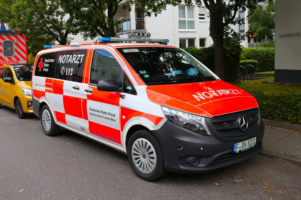 DRK Frankfurt Mercedes Benz Vito NEF (Rot Kreuz Frankfurt 30/82-1) am 14.09.24 beim Tag der offenen Tür in Enkheim Wache 11