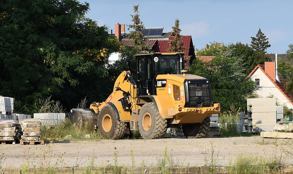 Ein CAT 926M Radlader gegenüber dem Bahnhof Oranienburg am 03.08.24