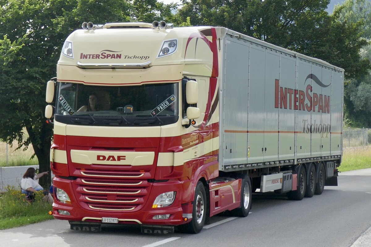 Ein DAF Sattelzug von Interspan der am 28.6.24 zum Trucker Festival fährt in Bönigen.