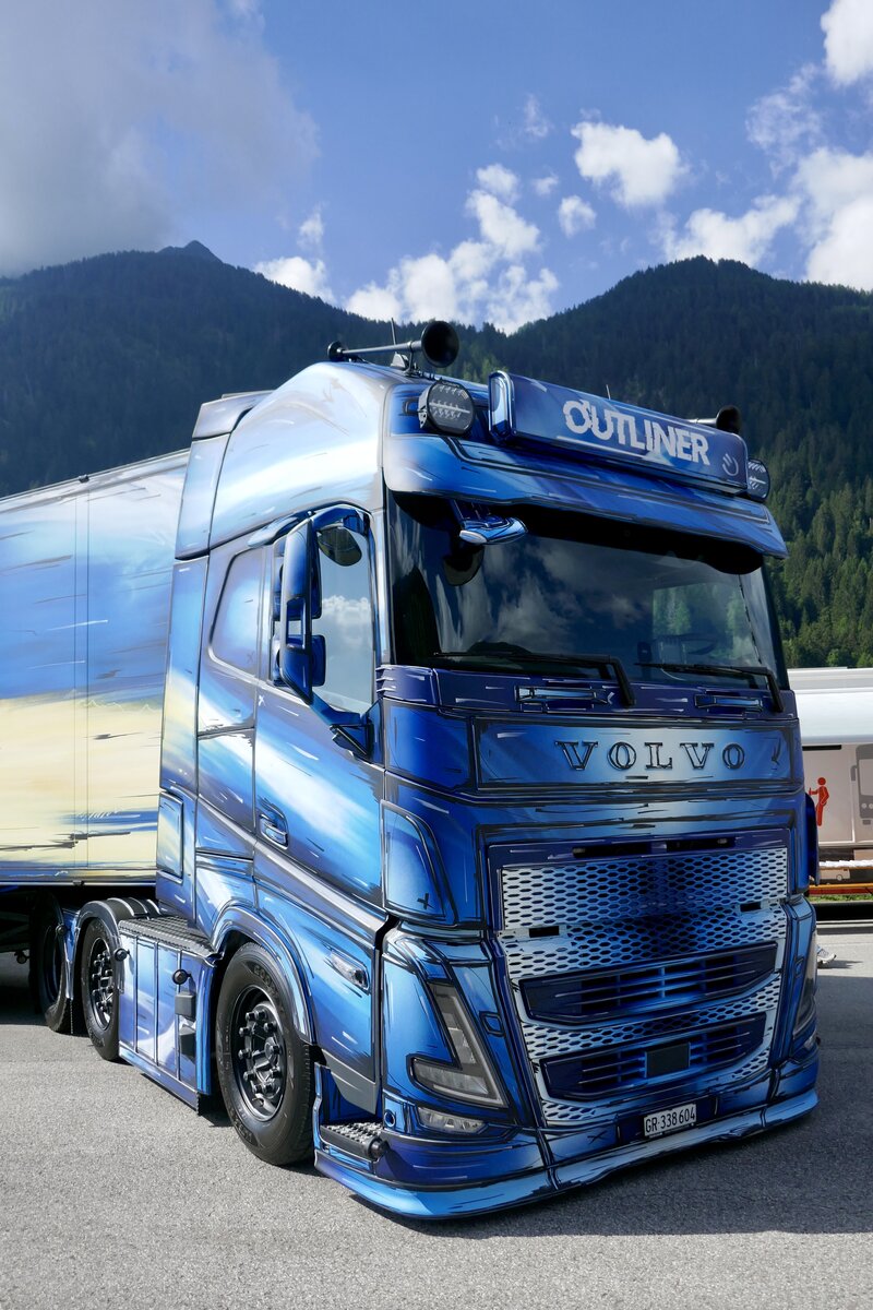 Ein Detailblick auf die Zugmaschine des Volvo FH Outliners der am 14.7.24 beim Trucker Treffen in Ambri steht