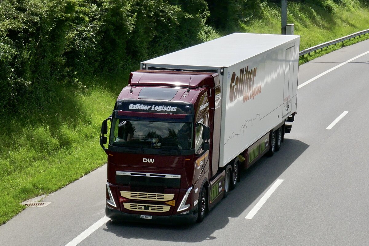 Ein DW Sattelzug von Galliker der am 28.6.24 unterwegs zum Trucker Festival ist auf der A8 in Matten b. Interlaken.