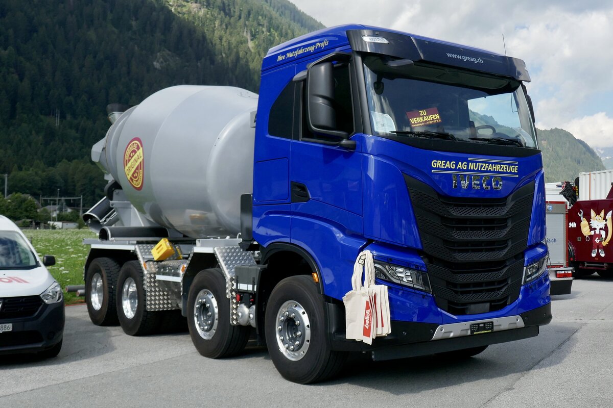 Ein Iveco Betonmischer von Greag Nutzfahrzeuge der am 14.7.24 beim Trucker Treffen in Ambri steht.