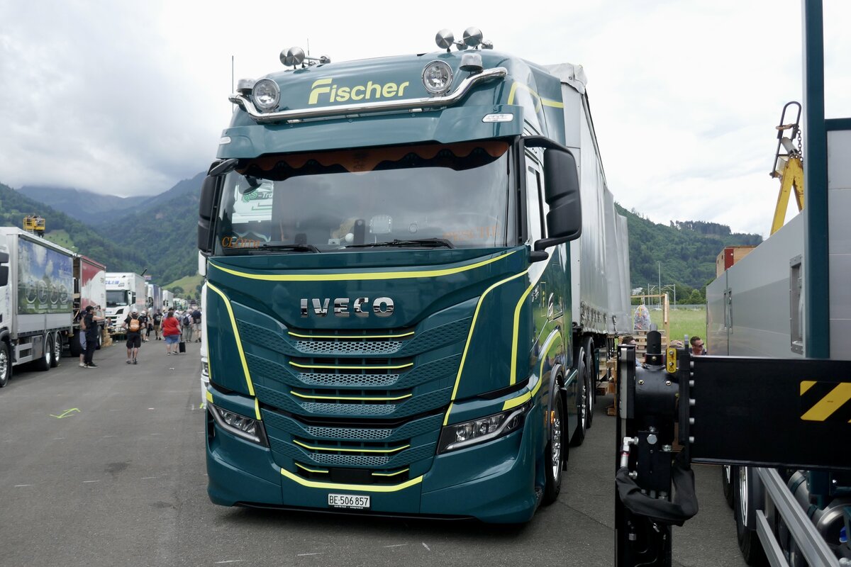 Ein Iveco S-Way Sattelzug von Fischer der am 30.6.24 beim Trucker Festival in Interlaken steht.