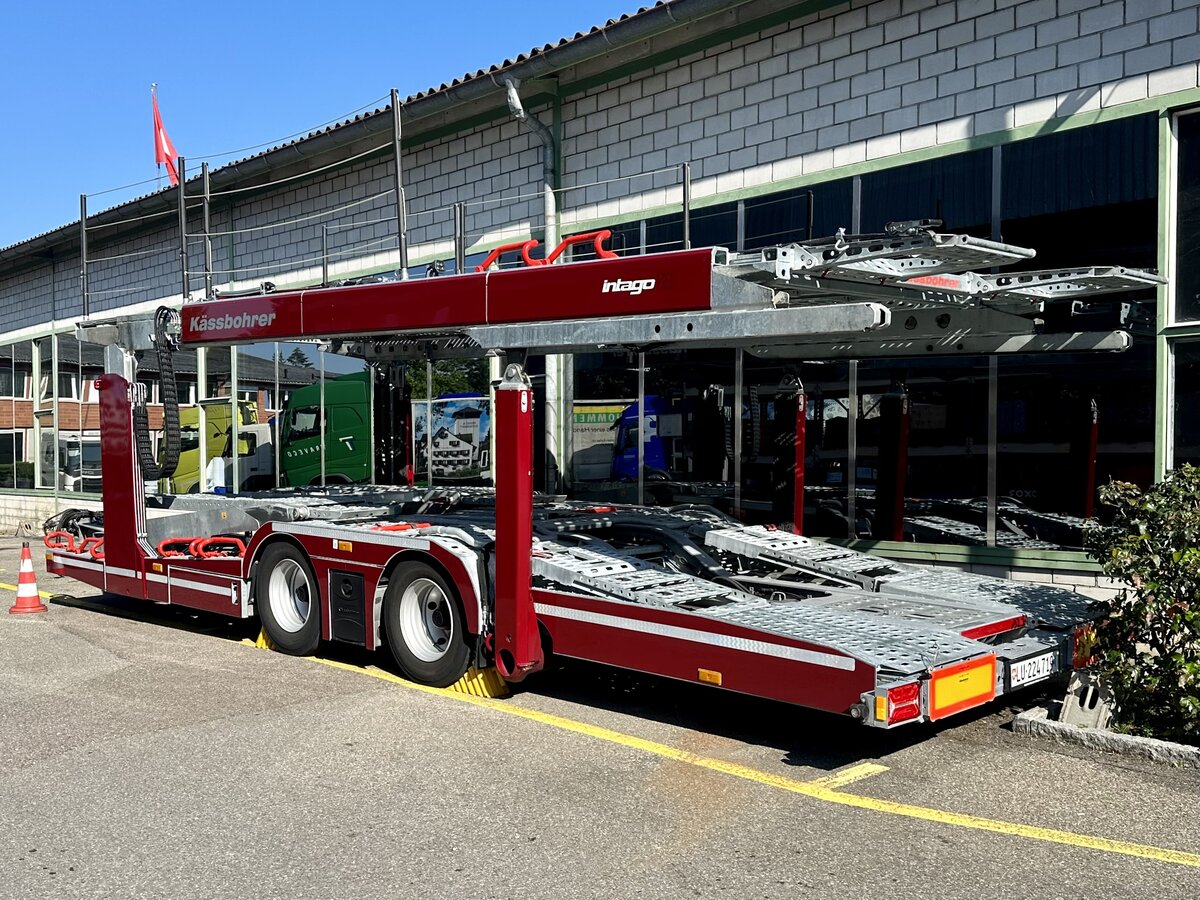 Ein Kässbohrer Autotransport-Anhänger von Galliker der am 21.9.24 beim Truckecenter in Winterthur steht.