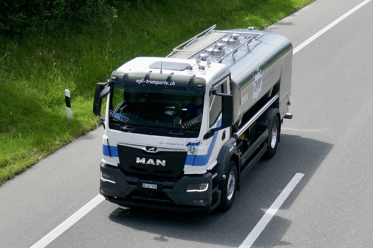 Ein MAN Milchwagen von Egli Transporte am 28.6.24 unterwegs zum Trucker Festival auf der A8 in Matten b. Interlaken