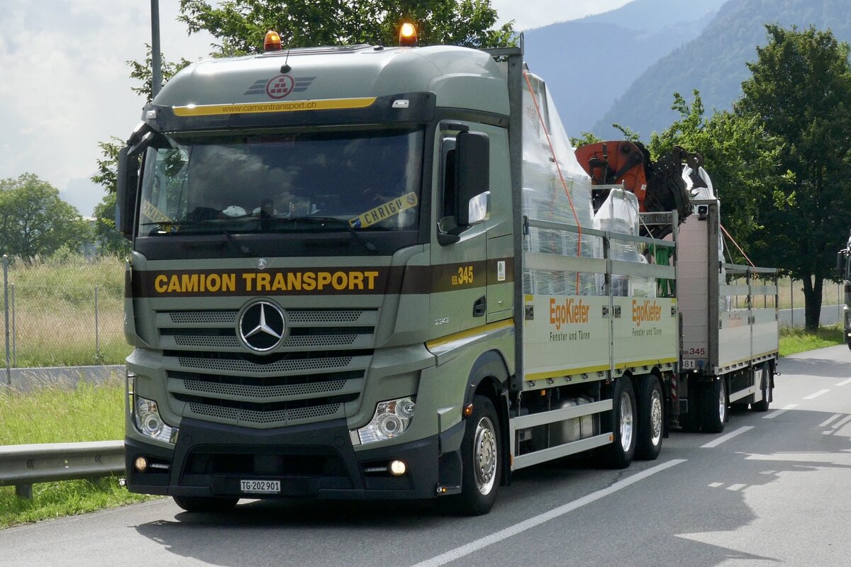 Ein MB Actros Hängerzug von Camion Transport der am 28.6.24 zum Trucker Festival fährt in Bönigen.