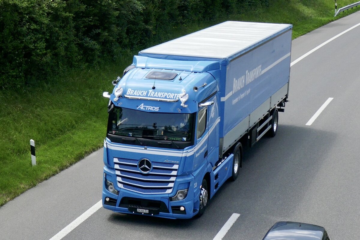 Ein MB Actros Sattelzug von Brauch am 28.6.24 auf dem Weg zum Trucker Festival auf der A8 in Matten b. Interlaken.