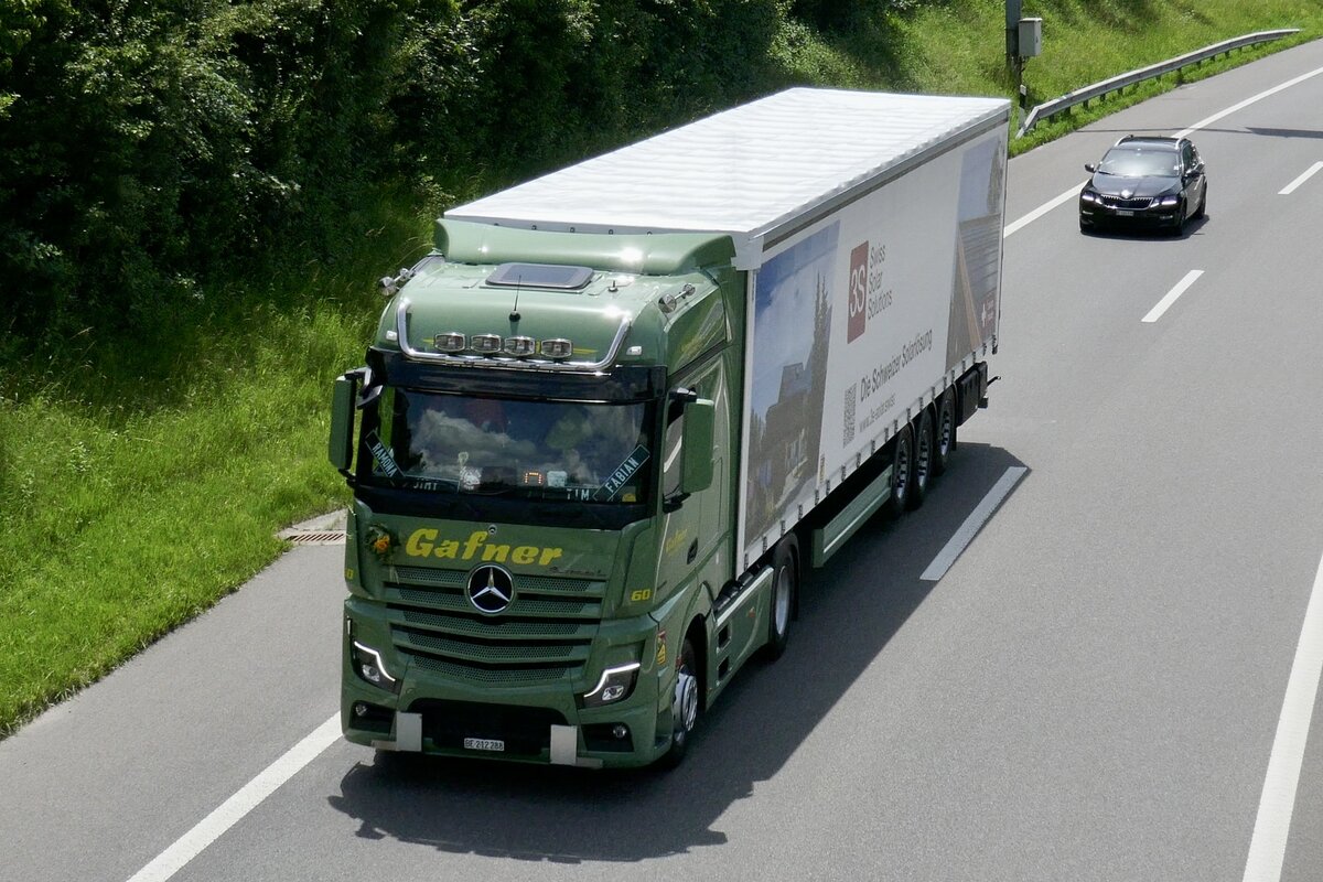 Ein MB Actros Sattelzug von Gafner der am 28.6.24 auf dem Weg ans Tfucker Festival ist auf der A8 in Matten b. Interlaken.