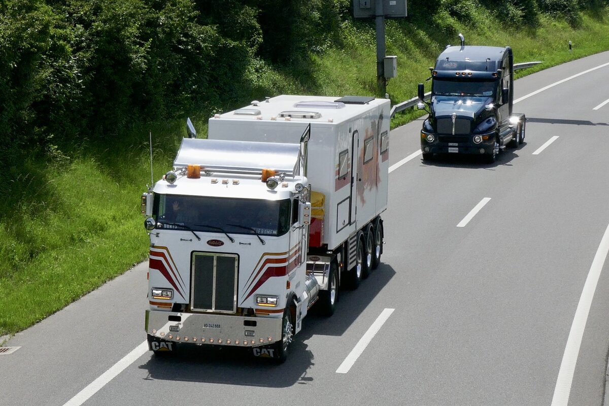 Ein Peterbilt Sattelzug und eine Kenworth Zugmaschine die am 28.6.24 auf dem Weg ans Trucker Festival sind auf der A8 in Matten b. Interlaken.