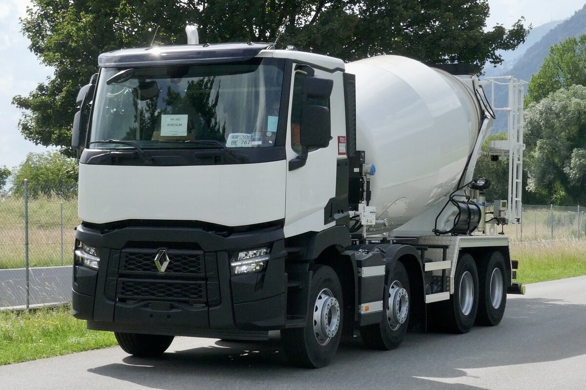 Ein Renault Betonmischer der am 28.6.24 zum Trucker Festival fährt in Bönigen.