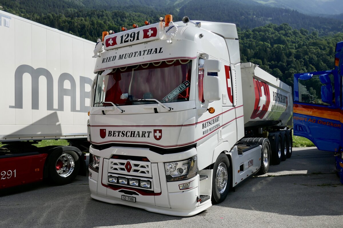 Ein Renault Kippersattelzug von Betschart der am 14.7.24 beim Trucker Treffen in Ambri steht.