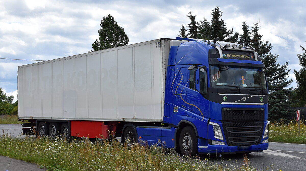 Ein rumänischer Sattelzug mit hübscher VOLVO FH 500 Zugmaschine am 17.07.24 Bahnübergang Rodleben.