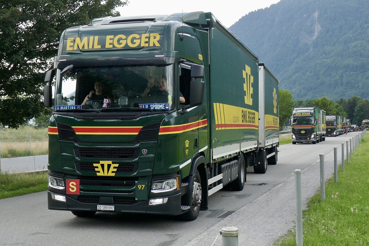 Ein Scania Hängerzug von Emil Egger der am 28.6.24 zum Trucker Festival fährt in Bönigen.