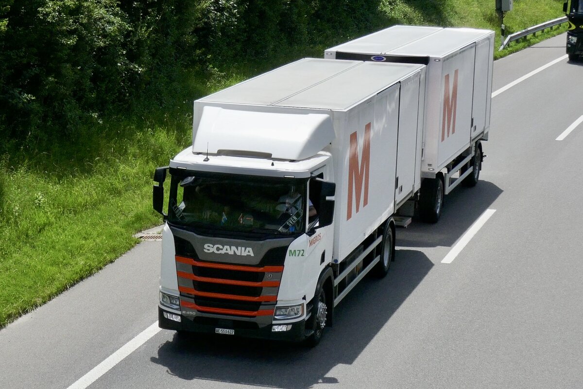 Ein Scania Hängerzug der Migros der am 28.6.24 auf dem Weg ans Trucker Festival ist auf der A8 in Matten b. Interlaken.