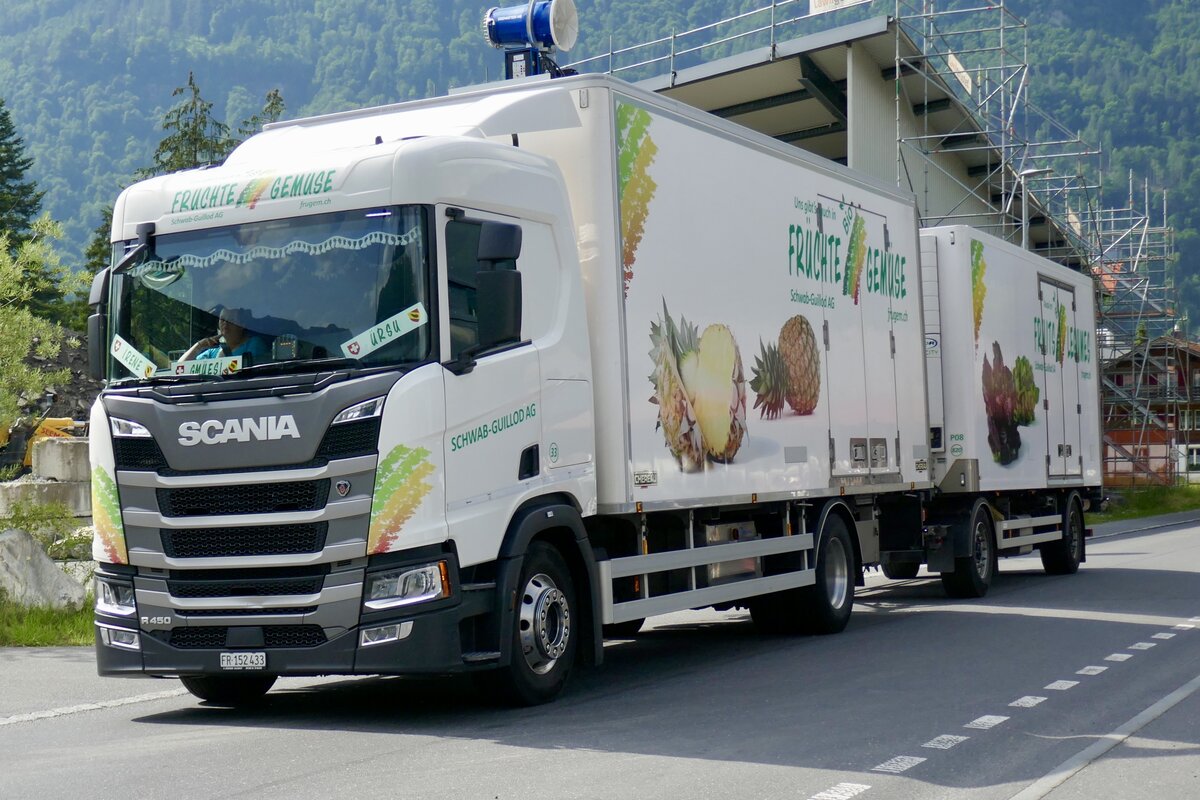 Ein Scania Hängerzug von Schwab-Guillod der am 28.6.24 zum Trucker Festival fährt in Bönigen.