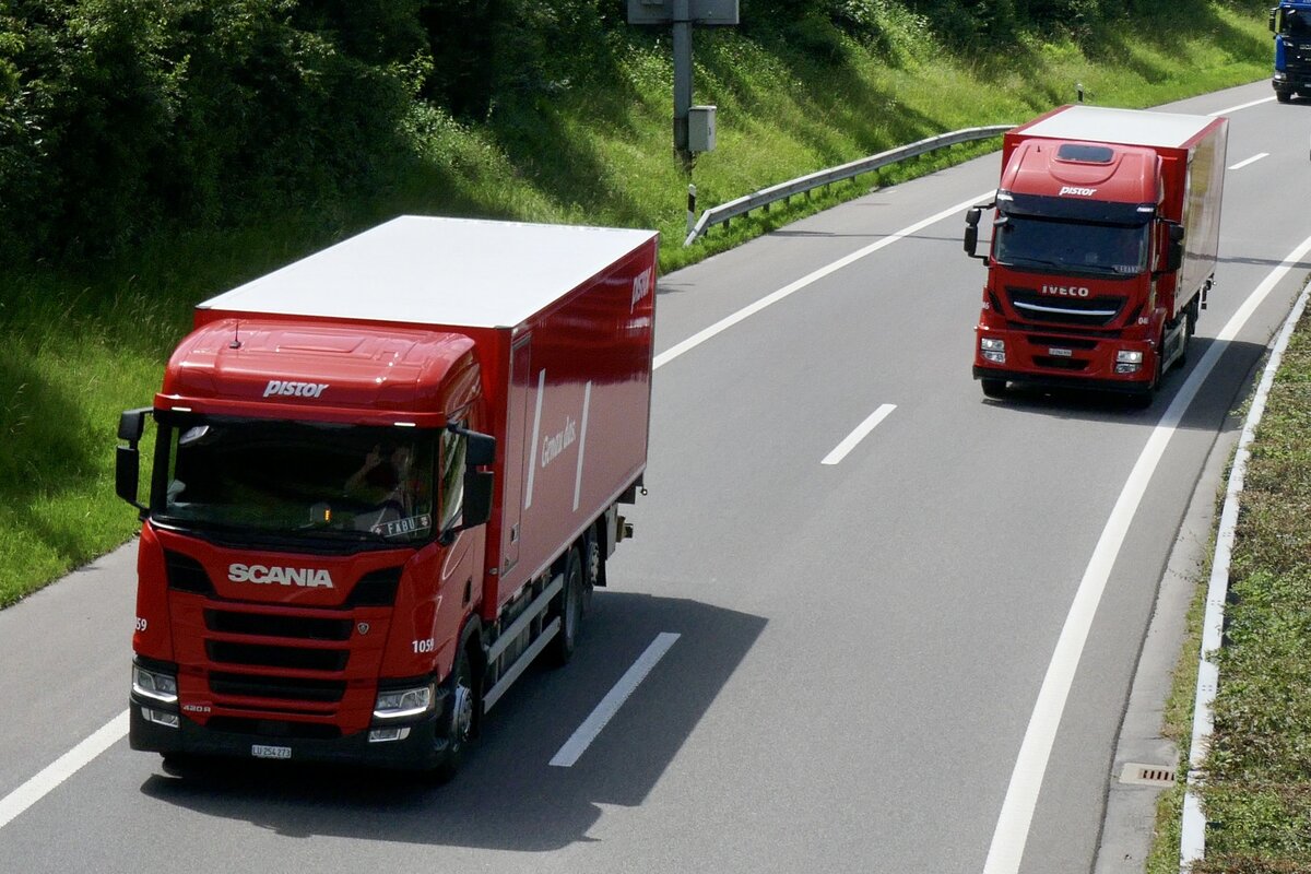 Ein Scania und Iveco von Pistor die am 28.6.24 unterwegs zum Trucker Festival sind auf der A8 in Matten b. Interlaken.